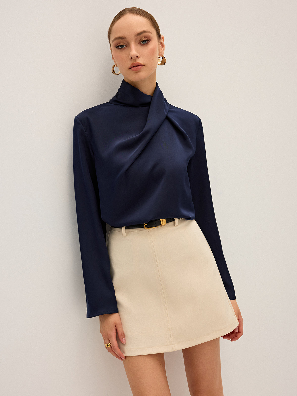 Satijnen Blouse met Gedrapeerde Hoge Hals