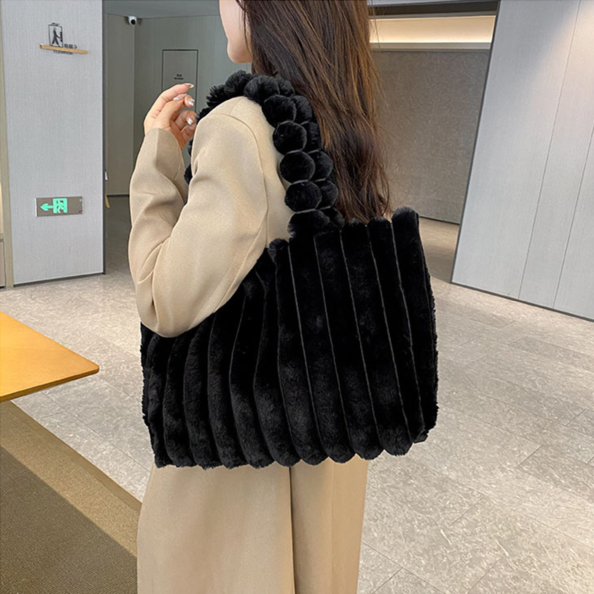 Emora Nova - Trendy Vrouwen Pluche Schoudertas met Pompons