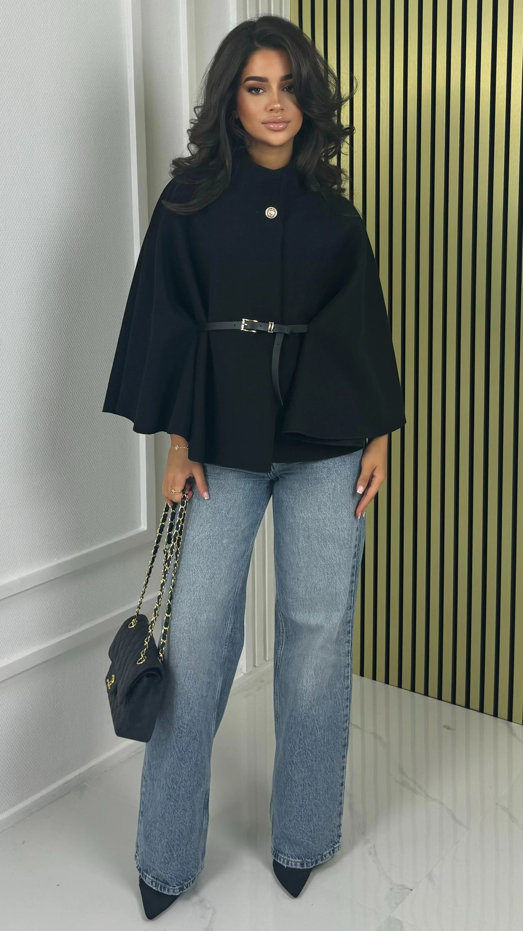 Gecintched Cape Jas – Hooggesloten Hals Detail