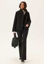 Kort Zwart Jasje Met Hoge Kraag