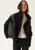 Kort Zwart Jasje Met Hoge Kraag