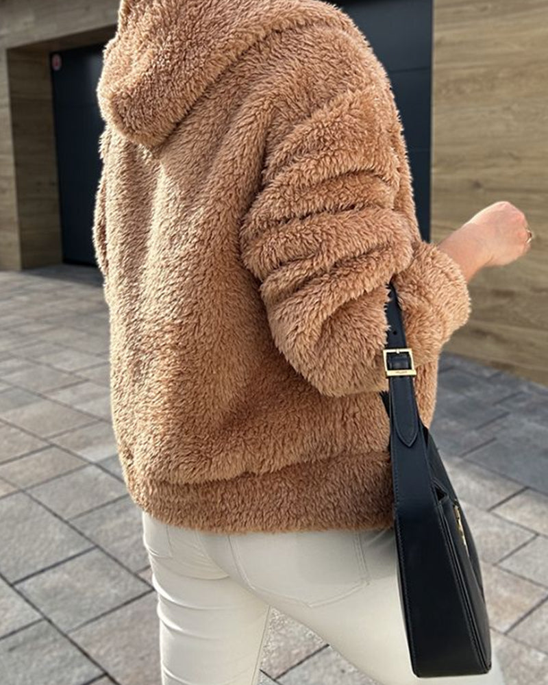 Fluffy fleece vest in de kleur Beige voor dames in Lounge stijl ideaal voor de herfst.