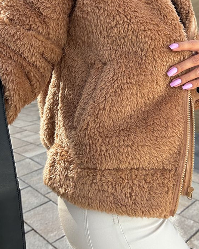 Fluffy fleece vest in de kleur Beige voor dames in Lounge stijl ideaal voor de herfst.