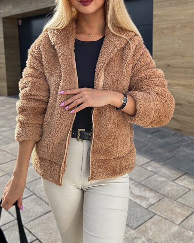 Fluffy fleece vest in de kleur Beige voor dames in Lounge stijl ideaal voor de herfst.