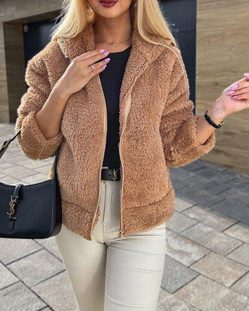 Fluffy fleece vest in de kleur Beige voor dames in Lounge stijl ideaal voor de herfst.