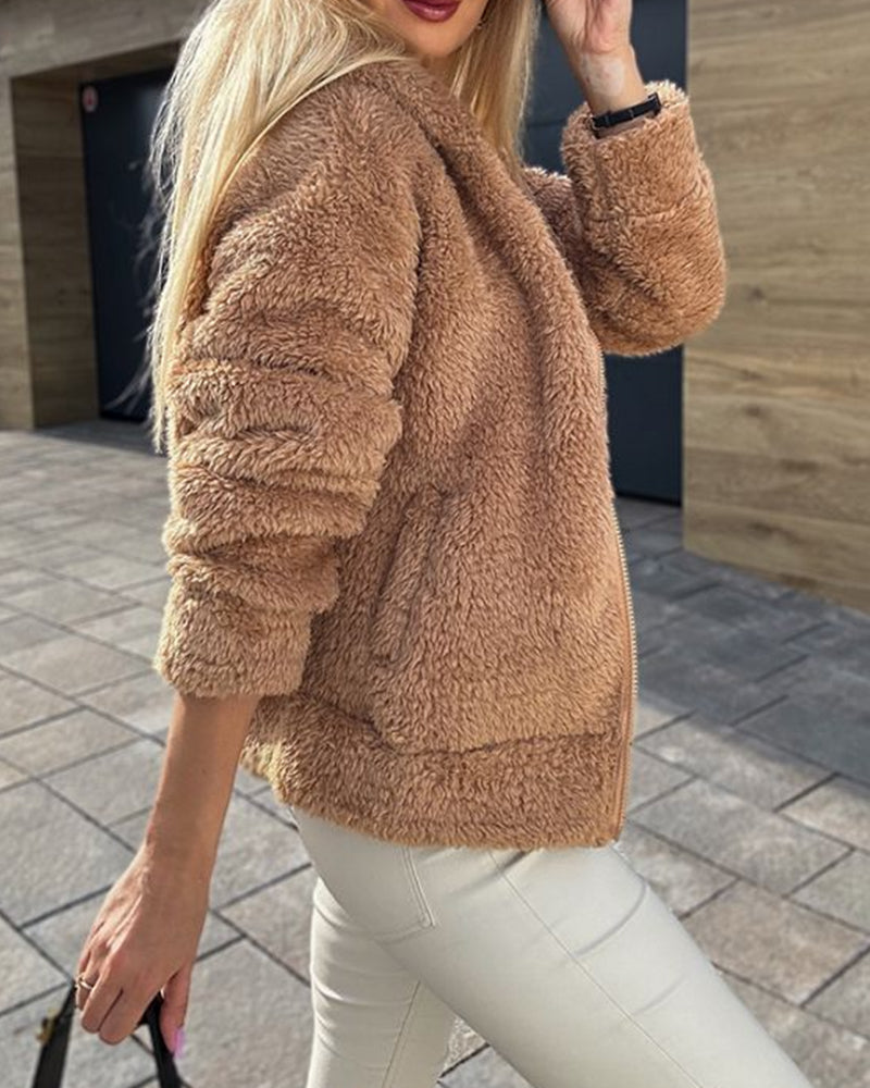 Fluffy fleece vest in de kleur Beige voor dames in Lounge stijl ideaal voor de herfst.