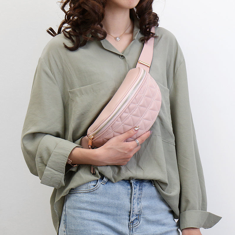 Hazel Heuptasje met ruitjesprint | Stoer & Handig in de kleur Roze voor dames in stijl geschikt voor alle seizoenen.