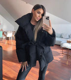 Emora Nova - Dames Puffer Jas met Riem en Oversized Kraag